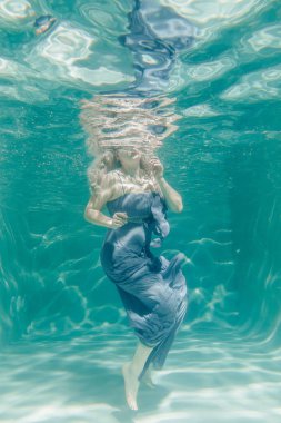 uzun Abiye onu sualtı yüzme gri tombul seksi kadın tatil ve relax ile zevk