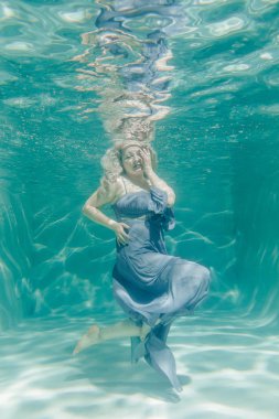 uzun Abiye onu sualtı yüzme gri tombul seksi kadın tatil ve relax ile zevk