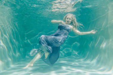 uzun Abiye onu sualtı yüzme gri tombul seksi kadın tatil ve relax ile zevk