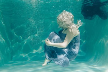 uzun Abiye onu sualtı yüzme gri tombul seksi kadın tatil ve relax ile zevk