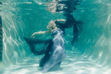 uzun Abiye onu sualtı yüzme gri tombul seksi kadın tatil ve relax ile zevk