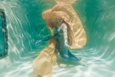 uzun Abiye onu sualtı yüzme gri tombul seksi kadın tatil ve relax ile zevk