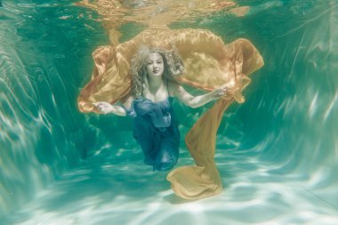 uzun Abiye onu sualtı yüzme gri tombul seksi kadın tatil ve relax ile zevk