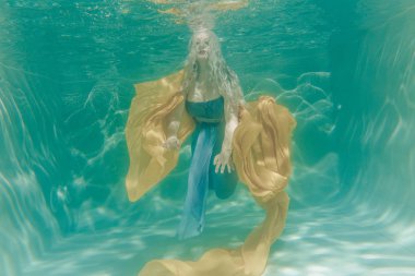 uzun Abiye onu sualtı yüzme gri tombul seksi kadın tatil ve relax ile zevk