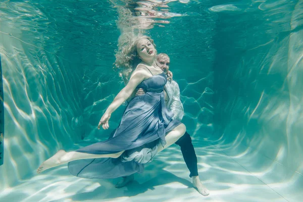 美丽浪漫的情侣轻轻拥抱在水下 — 图库照片