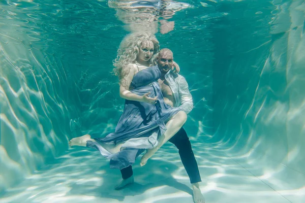 Hermosa Pareja Romántica Amantes Abrazándose Suavemente Bajo Agua —  Fotos de Stock