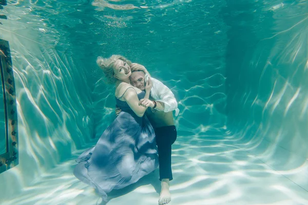 Belo Casal Romântico Amantes Abraçando Suavemente Sob Água — Fotografia de Stock