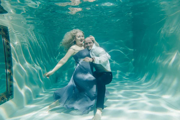 Beautiful Romantic Couple Lovers Hugging Gently Water — Stock Photo, Image