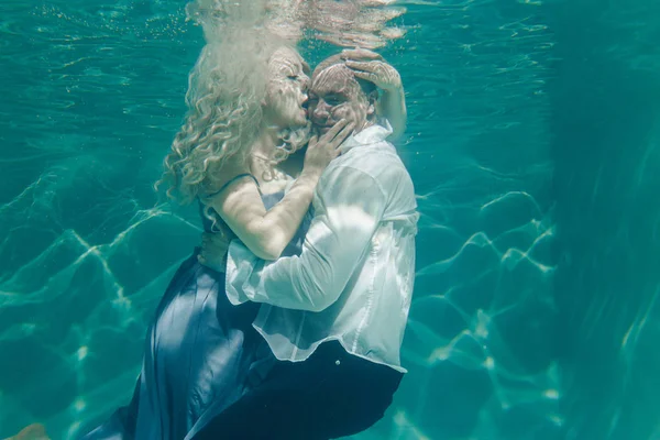 Yavaşça Altında Sarılma Aşıkların Güzel Romantik Çift — Stok fotoğraf