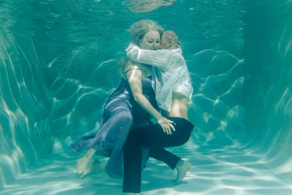 Belo Casal Romântico Amantes Abraçando Suavemente Sob Água — Fotografia de Stock