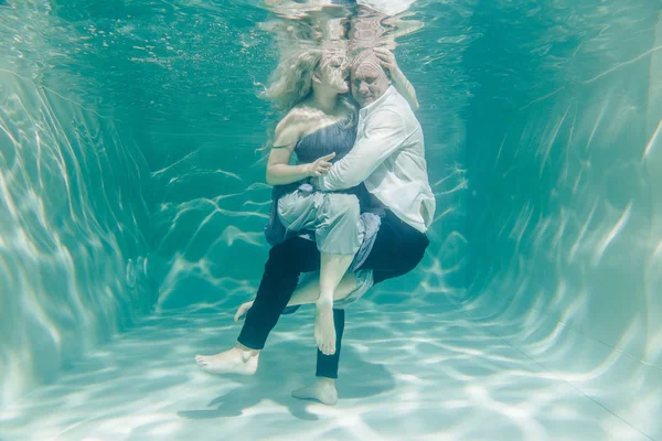 Gyönyörű Romantikus Pár Szerelmesek Gyengéden Átölelve Víz Alatt — Stock Fotó