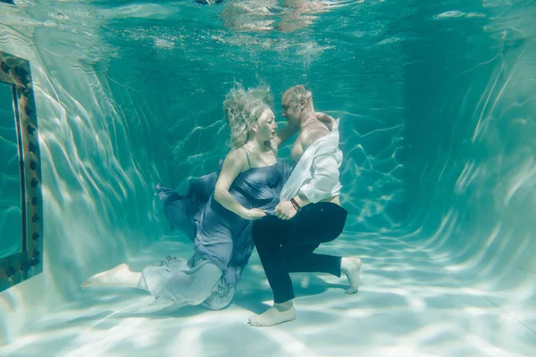 Beau Couple Romantique Amoureux Embrassant Doucement Sous Eau — Photo