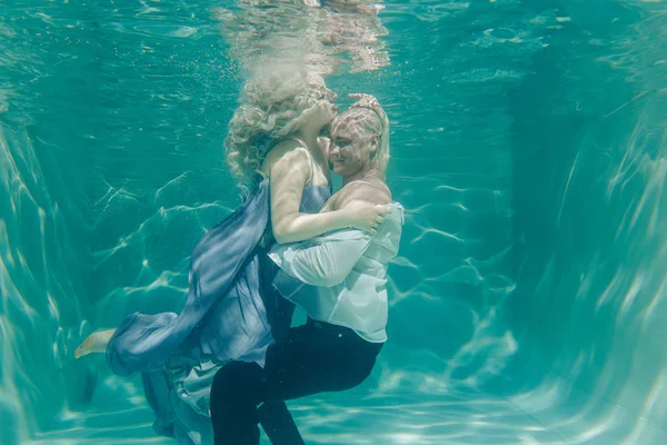 Belo Casal Romântico Amantes Abraçando Suavemente Sob Água — Fotografia de Stock