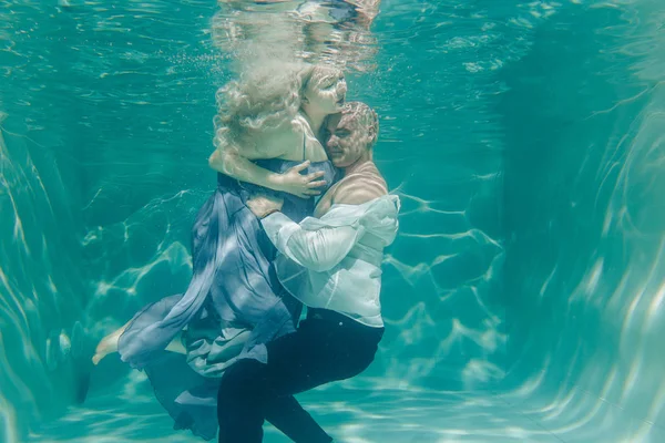 Hermosa Pareja Romántica Amantes Abrazándose Suavemente Bajo Agua — Foto de Stock
