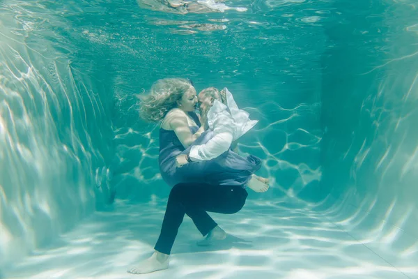 Mooie Romantische Paar Liefhebbers Voorzichtig Knuffelen Onder Water — Stockfoto