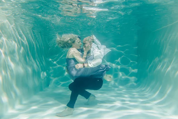 ᐈ Mujeres ahogandose imágenes de stock, fotos niñas ahogandose