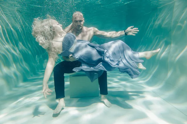 Красивая Романтическая Пара Влюбленных Нежно Обнимающихся Водой — стоковое фото
