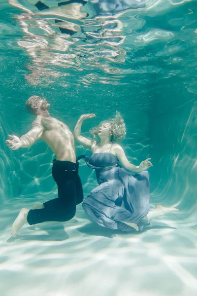 水の下でそっと抱いて愛好家の美しいロマンチックなカップル — ストック写真