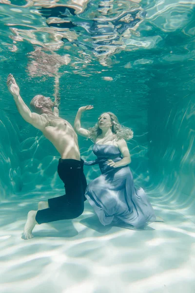 Piękna Romantyczna Para Kochanków Przytulanie Się Delikatnie Pod Wodą — Zdjęcie stockowe