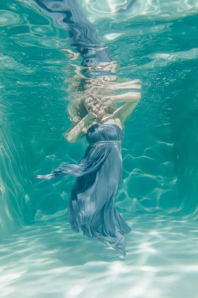 Chubby Sexy Woman Grey Evening Long Dress Swimming Underwater Her — Stock Photo, Image