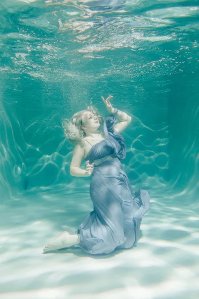 Gruba Kobieta Sexy Szary Wieczór Suknia Pływanie Pod Wodą Jej — Zdjęcie stockowe