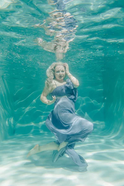 Chubby Sexy Woman Grey Evening Long Dress Swimming Underwater Her — Stock Photo, Image
