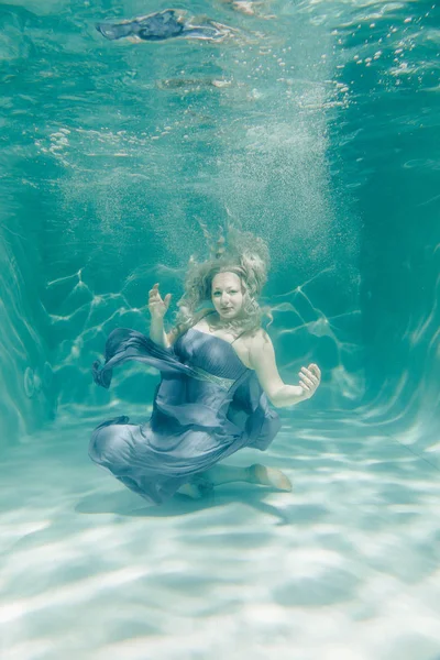 Chubby Sexy Woman Grey Evening Long Dress Swimming Underwater Her — Stock Photo, Image