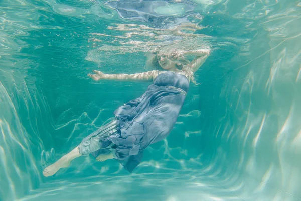 Gruba Kobieta Sexy Szary Wieczór Suknia Pływanie Pod Wodą Jej — Zdjęcie stockowe