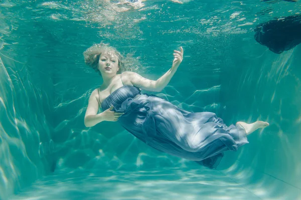 Pummelige Sexy Frau Grauen Abendkleid Schwimmt Urlaub Unter Wasser Und — Stockfoto