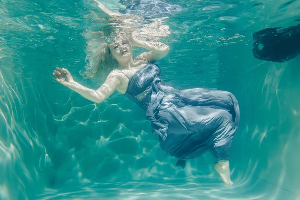 胖乎乎的性感的女人在灰色晚长礼服游泳水下她的假期 享受与放松 — 图库照片