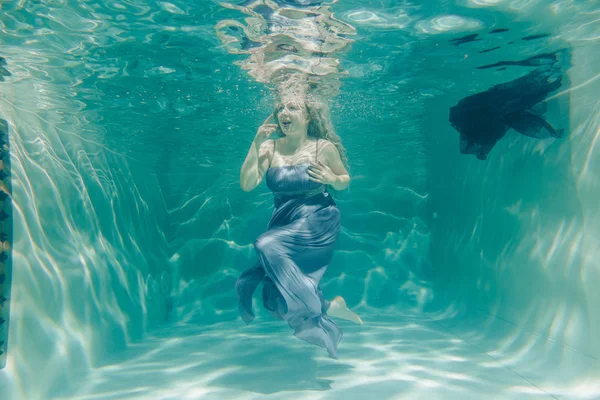 Mollig Sexy Vrouw Het Grijs Avond Lange Jurk Onderwater Zwemmen — Stockfoto