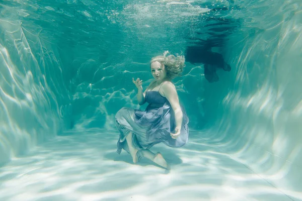 Pummelige Sexy Frau Grauen Abendkleid Schwimmt Urlaub Unter Wasser Und — Stockfoto