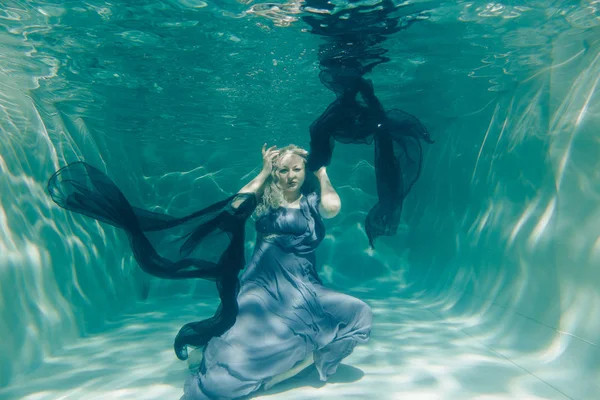 Пухленькая Сексуальная Женщина Серый Вечер Длинное Платье Плавание Водой Праздники — стоковое фото