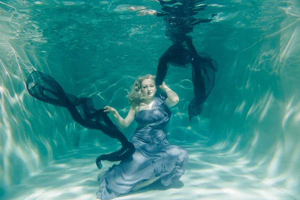 Pummelige Sexy Frau Grauen Abendkleid Schwimmt Urlaub Unter Wasser Und — Stockfoto