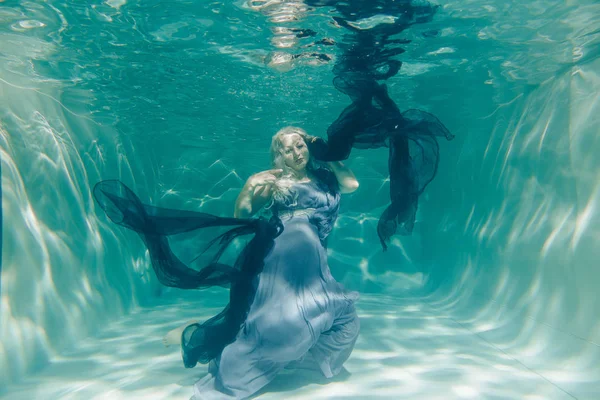 Пухка Сексуальна Жінка Сірому Вечірньому Довгому Платті Плаває Під Водою — стокове фото