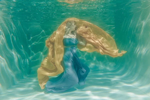 Пухленькая Сексуальная Женщина Серый Вечер Длинное Платье Плавание Водой Праздники — стоковое фото