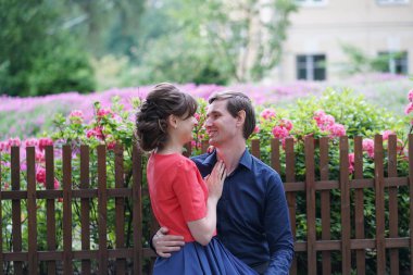 yeşil yaz Park'ta yürüyordunuz oldukça beyaz aşk çift gülümsüyor öpüp sahip