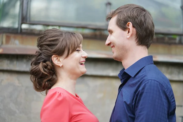 Bastante Caucásico Amor Pareja Caminando Verde Verano Parque Teniendo Sonrisas — Foto de Stock