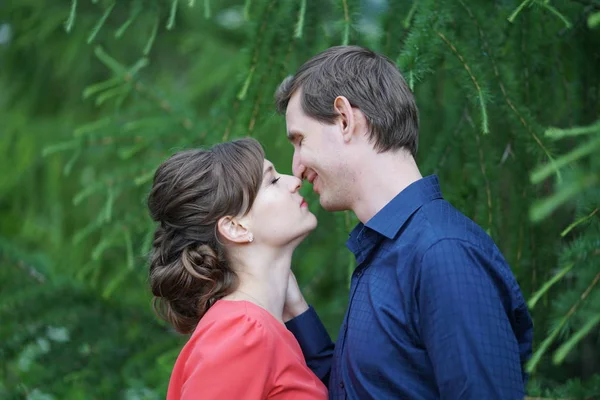 Bastante Caucásico Amor Pareja Caminando Verde Verano Parque Teniendo Sonrisas — Foto de Stock