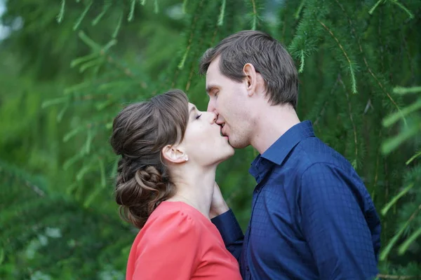 Bastante Caucásico Amor Pareja Caminando Verde Verano Parque Teniendo Sonrisas — Foto de Stock