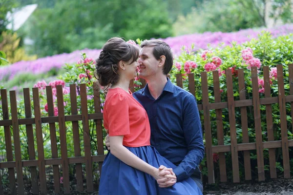 Bastante Caucásico Amor Pareja Caminando Verde Verano Parque Teniendo Sonrisas — Foto de Stock