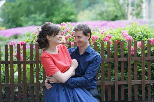 Bastante Caucásico Amor Pareja Caminando Verde Verano Parque Teniendo Sonrisas — Foto de Stock