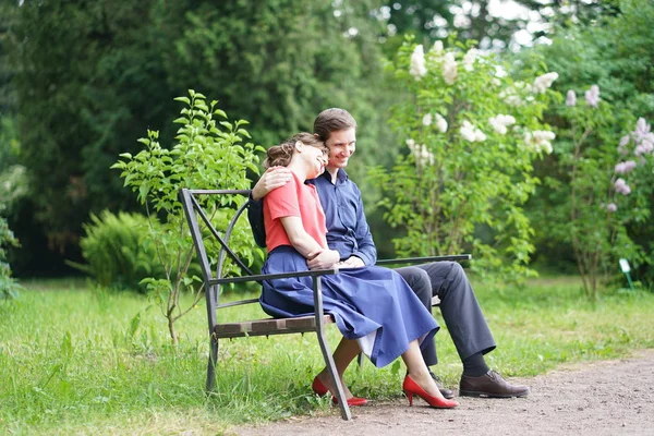 Bonito Caucasiano Amor Casal Andando Verde Verão Parque Tendo Sorrisos — Fotografia de Stock