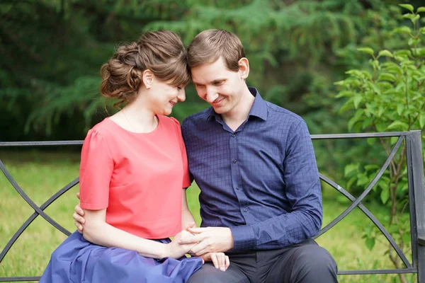 Bastante Caucásico Amor Pareja Caminando Verde Verano Parque Teniendo Sonrisas — Foto de Stock