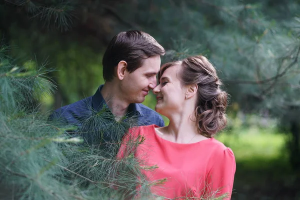 Bastante Caucásico Amor Pareja Caminando Verde Verano Parque Teniendo Sonrisas — Foto de Stock