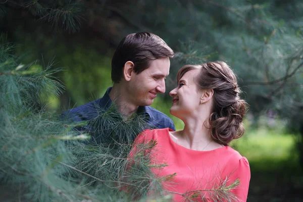 Bastante Caucásico Amor Pareja Caminando Verde Verano Parque Teniendo Sonrisas —  Fotos de Stock