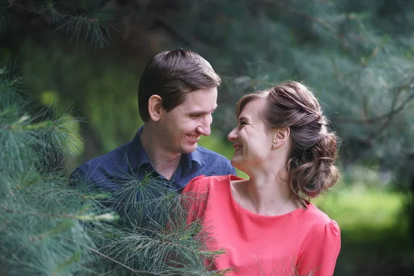 Bastante Caucásico Amor Pareja Caminando Verde Verano Parque Teniendo Sonrisas — Foto de Stock