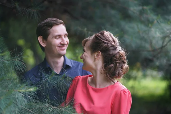 Bastante Caucásico Amor Pareja Caminando Verde Verano Parque Teniendo Sonrisas — Foto de Stock