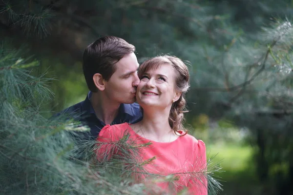 Bastante Caucásico Amor Pareja Caminando Verde Verano Parque Teniendo Sonrisas — Foto de Stock