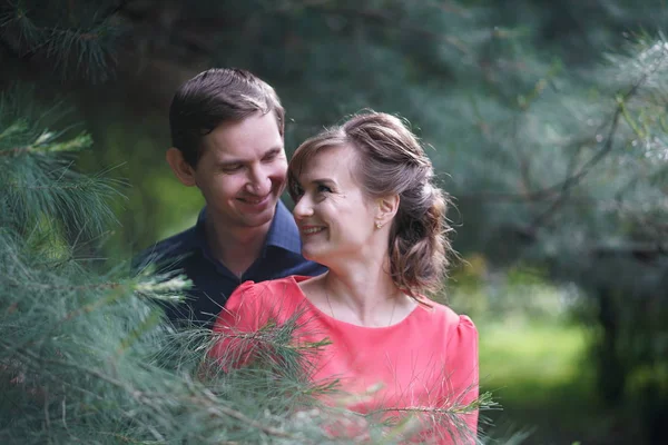 Bastante Caucásico Amor Pareja Caminando Verde Verano Parque Teniendo Sonrisas — Foto de Stock